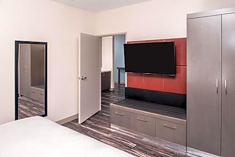 Suite - Hearing Accessible - Non-Smoking