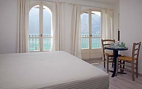 Quadruple Room with Shared Bathroom