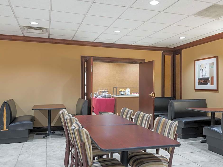 Ramada Plaza by Wyndham Cincinnati Sharonville