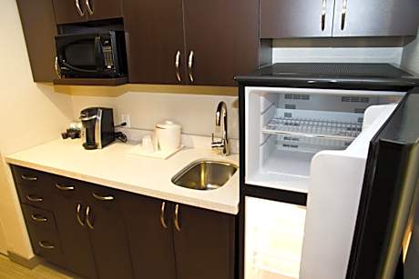 One-Bedroom Suite with Jetted Tub