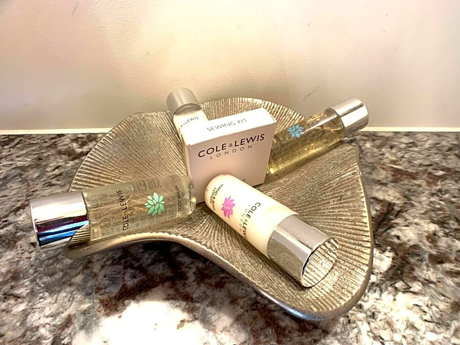 Stunning Shepherds Hut with Superb Views & Fire Pit near a Superb Gastro Pub