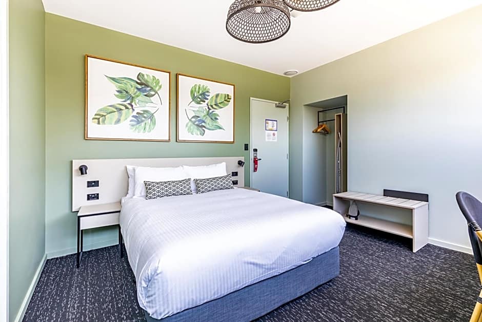 Nightcap at Commercial Hotel