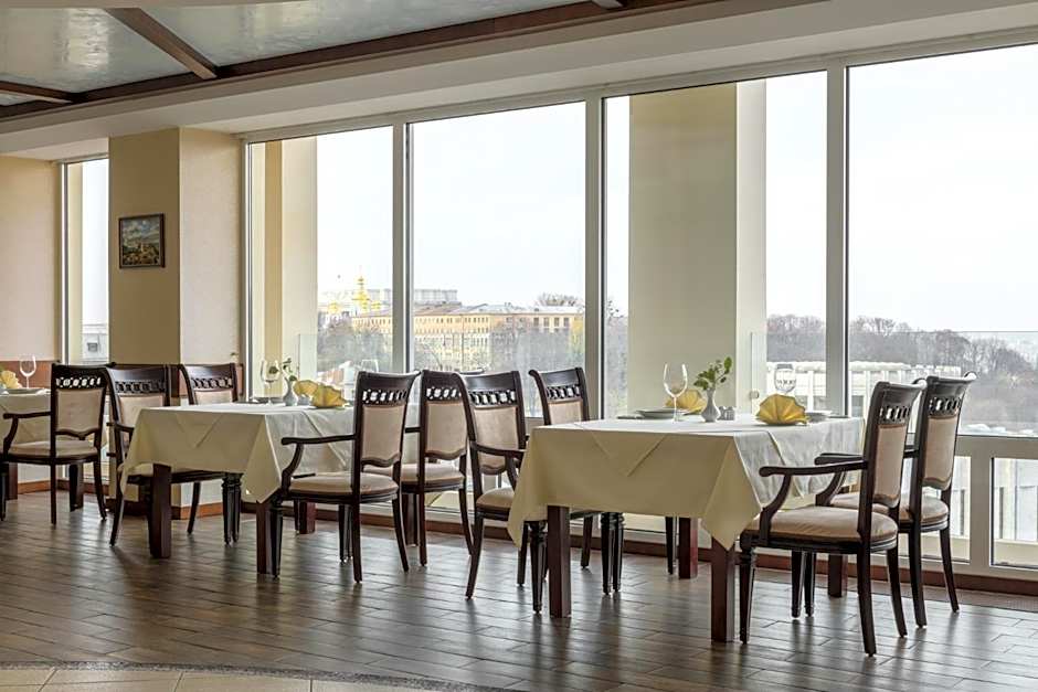 Готель Дніпро Dnipro Hotel