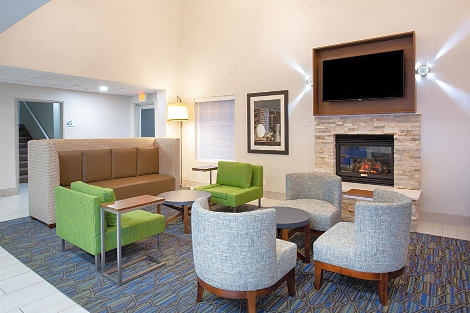 Holiday Inn Express & Suites Lincoln City