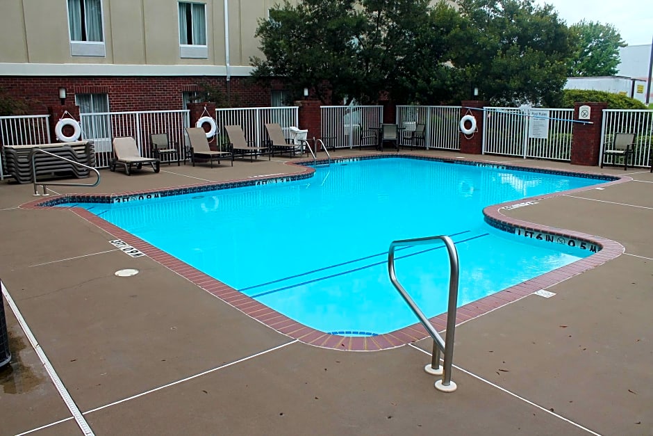 Holiday Inn Express Hotel & Suites Starkville
