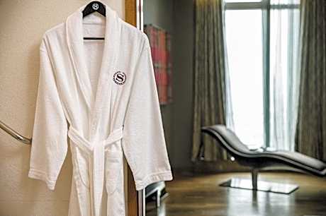 Club lounge access, Guest room, 1 King, City view
