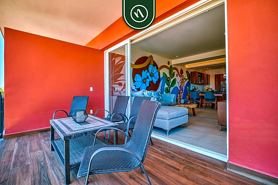 Cozy Apt with Private Terrace - Rooftop Pool