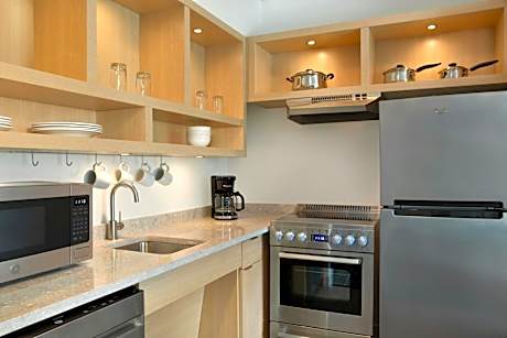 Queen Studio with Sofa Bed and Adapted Tub - Mobility Accessible