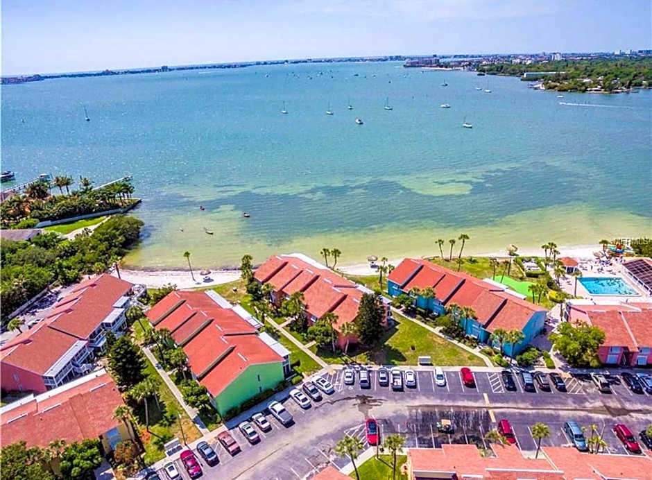 Walk to the Sand, Pool & Hot Tub Waterfront Oasis