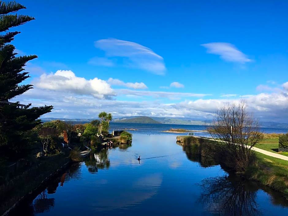 Jack & Di's Waiteti Lakefront Motel