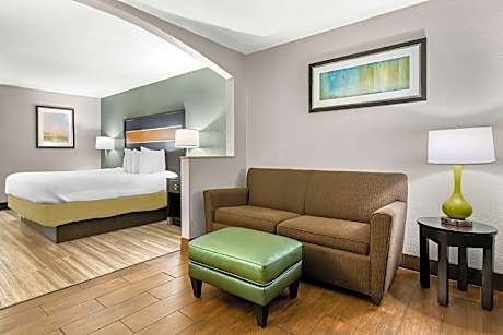 1 Queen Bed