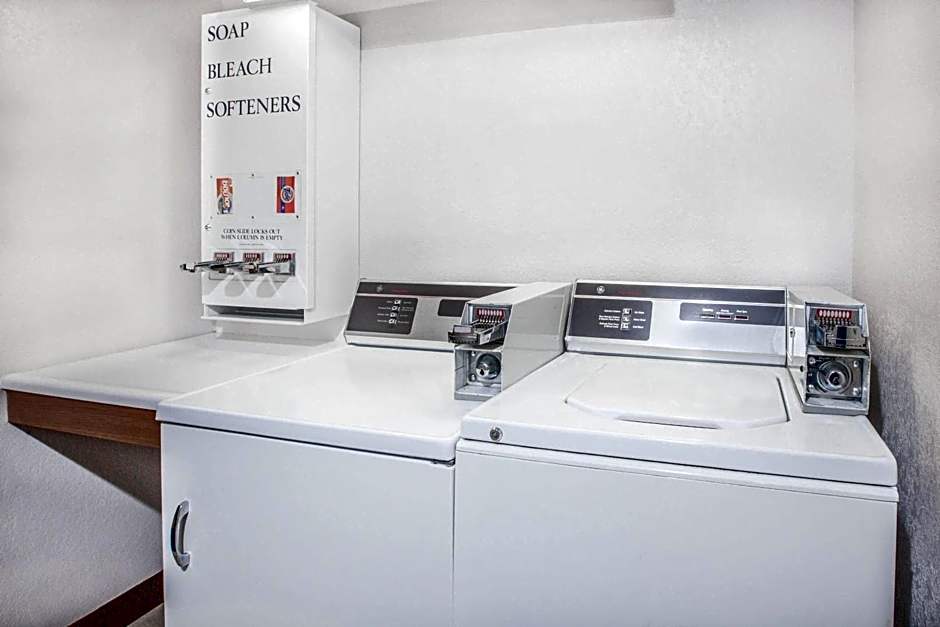 Super 8 by Wyndham Houghton Lake