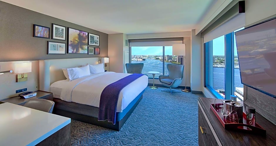 Photo 1 of 2 of 1 King Bed, Corner, River View, Executive Level
