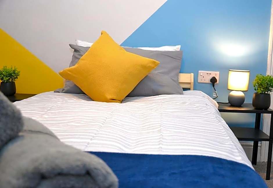 Salisbury - New 3br home, wifi, parking, sleeps 6, near Liverpool city centre