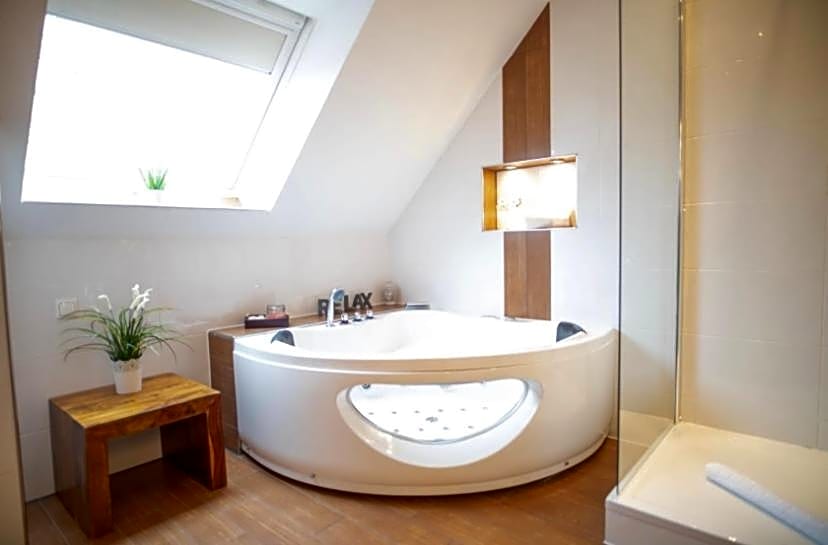 Vier Jahreszeiten Suite mit Whirlpool Badewanne L Vazzano