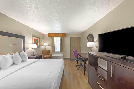 Queen Room - Pet Friendly/Non-Smoking