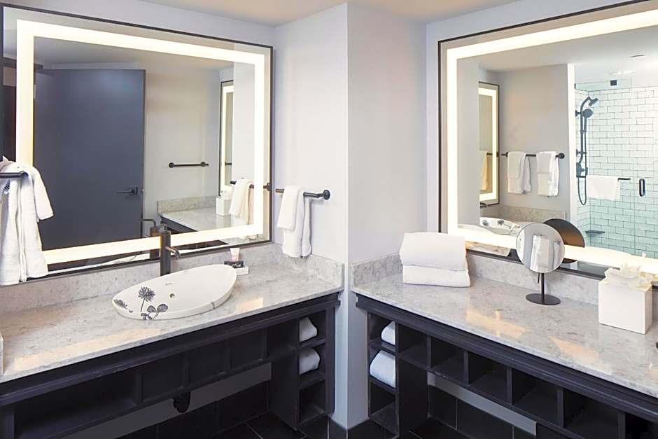 Saint Kate - The Arts Hotel