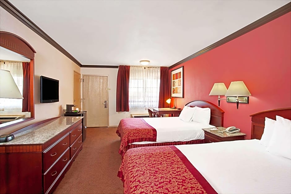 Photo 1 of 1 of 2 Queen Beds, Mobility Accessible