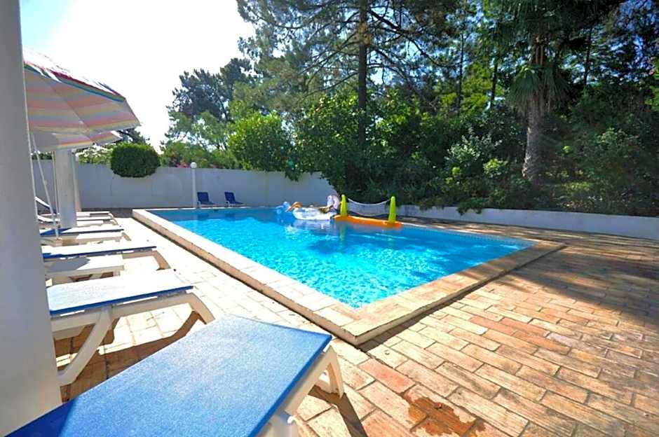 Fantastic outdoor area, private pool, Tennis Court Golf Practice Facility