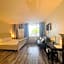 TAMPA BAY, BEACH step away, WIFI, FREE PARKING,POOLS, JACUZZI