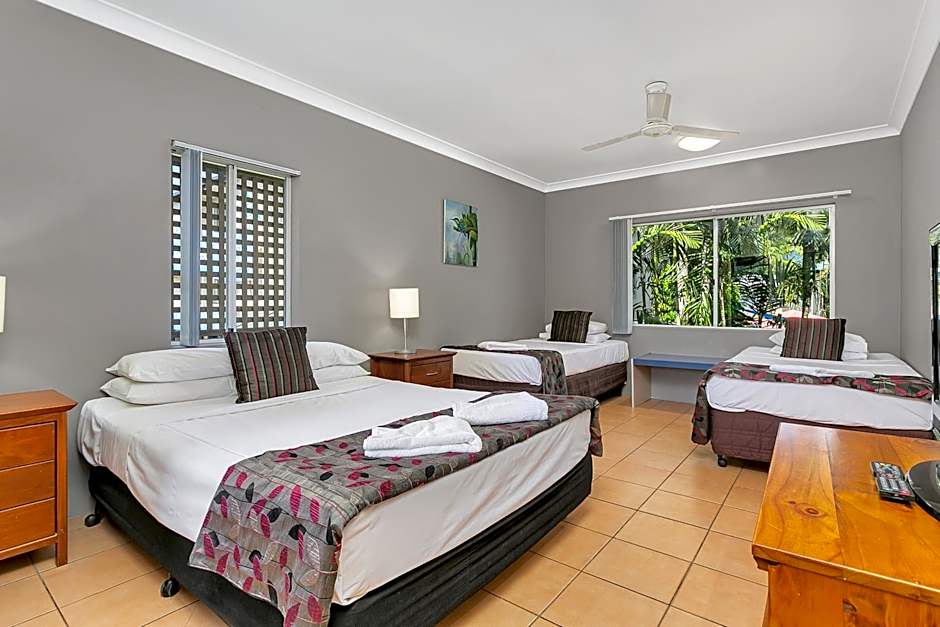 Cairns Reef Apartments & Motel