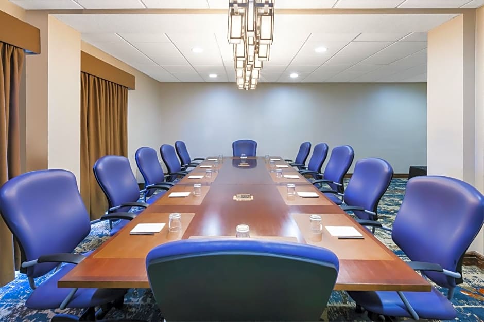 Crowne Plaza Columbus North - Worthington, an IHG Hotel