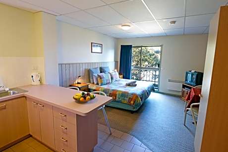 Deluxe Studio Apartment with Spa Bath (2 Guests)