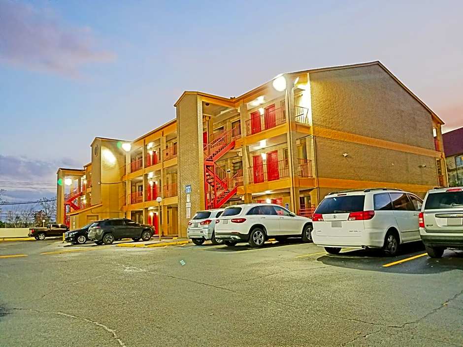 Howard Johnson by Wyndham Houston Hobby Airport