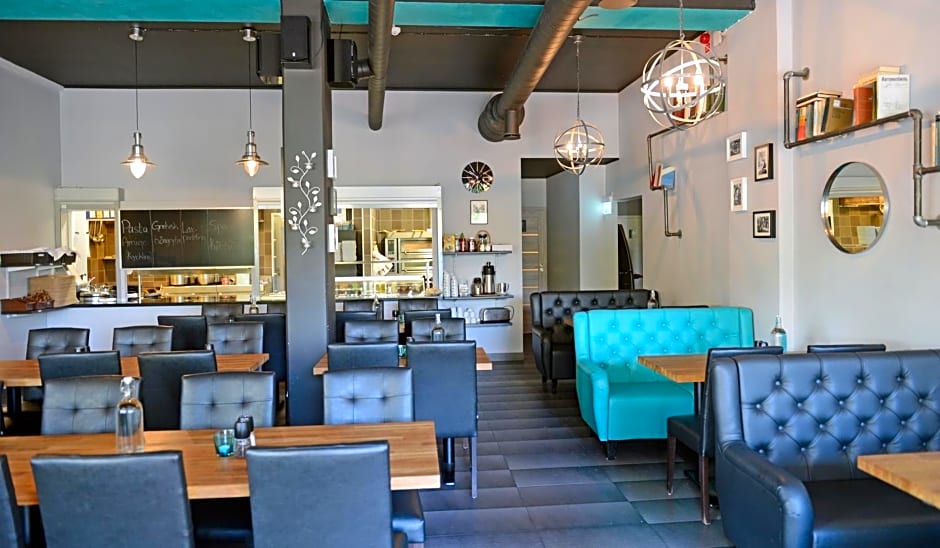 Spoton Hostel & Sportsbar