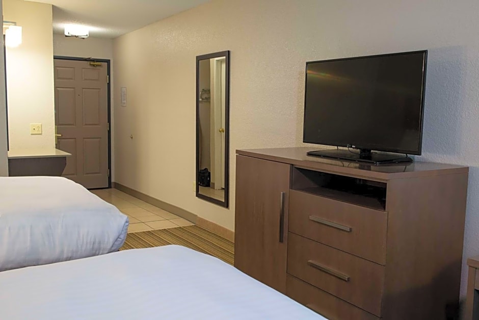 Country Inn & Suites by Radisson, Platteville, WI