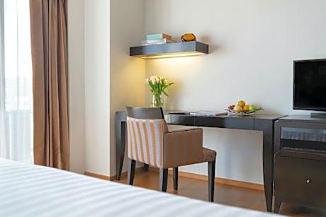 Tower Club Suite City View with Lounge