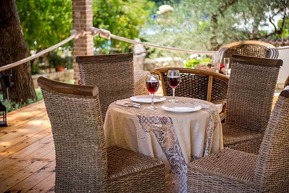 Koukounaria Hotel & Suites