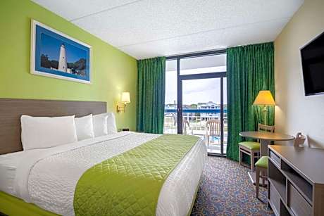 King Room with Pool View - Non-Smoking