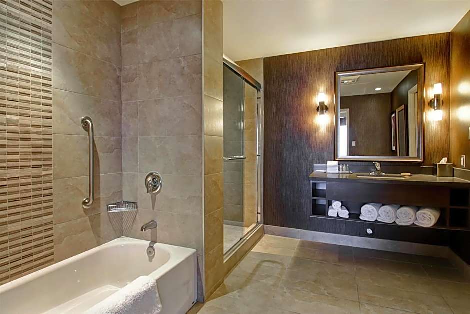 DoubleTree by Hilton West Edmonton