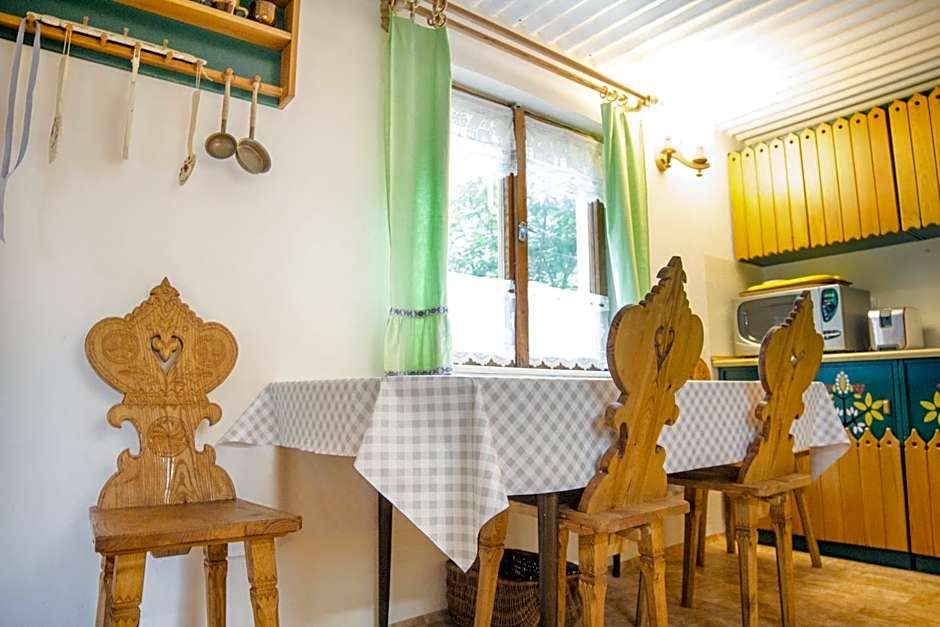 Klimatyczna Chatka u Podnóża Góry
