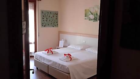 Deluxe Double Room with Garden View and Private Bathroom