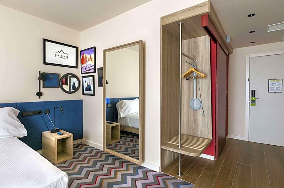 Photo 1 of 6 of 1 Queen Bed, Accessible