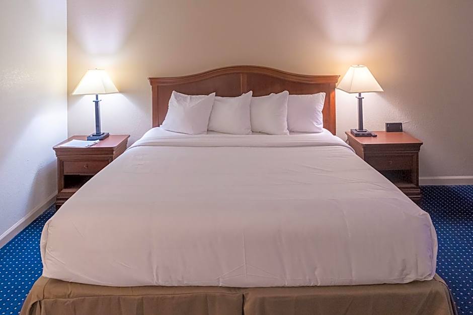 Cottonwood Suites Savannah Hotel & Conference Center