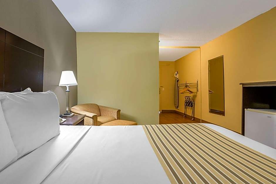 Econo Lodge Inn & Suites Triadelphia - Wheeling