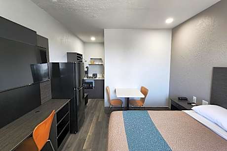 1 QB | Non-Smoking, Kitchen