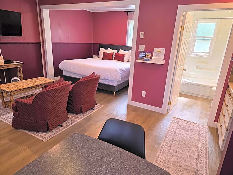 Photo 1 of 7 of Deluxe 1 King Bed
