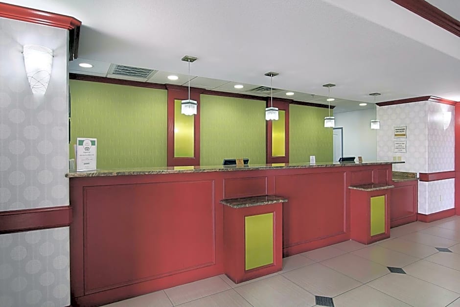 La Quinta Inn & Suites by Wyndham Dallas Hutchins