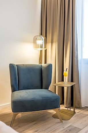 Luxury suite with balcony and jacuzzi 