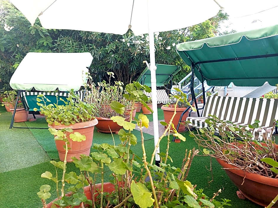 Seafront Studios and Apartments