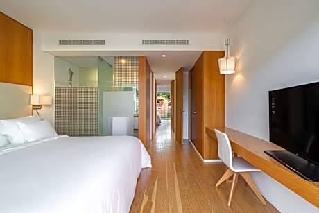 1 King Standard Accessible