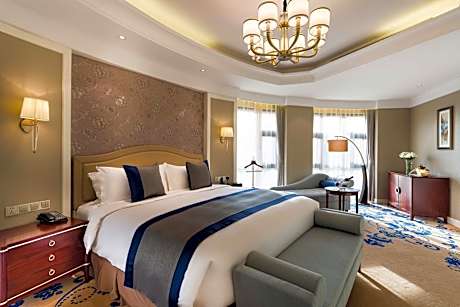 Deluxe King Suite with Lounge Access