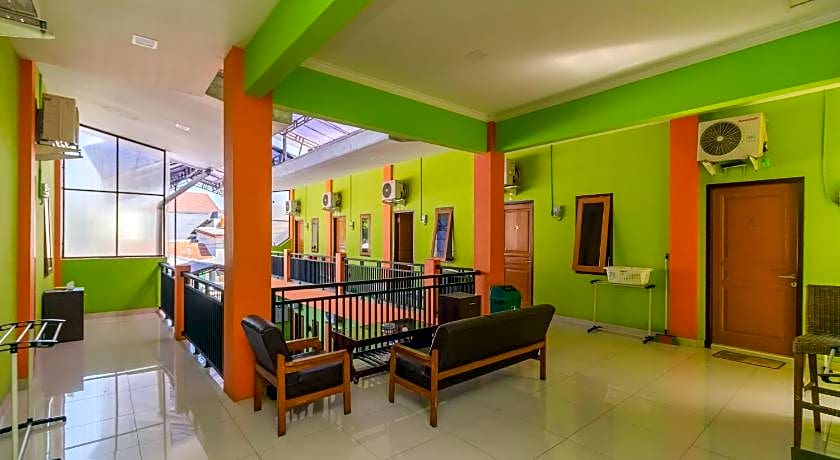 RedDoorz near Kejaksan Station Cirebon 2