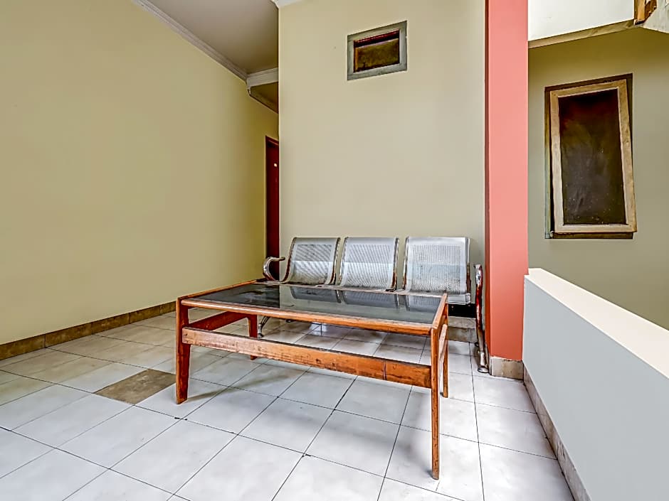 SPOT ON 91186 Losmen Yanti