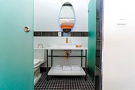 Deluxe Queen Suite