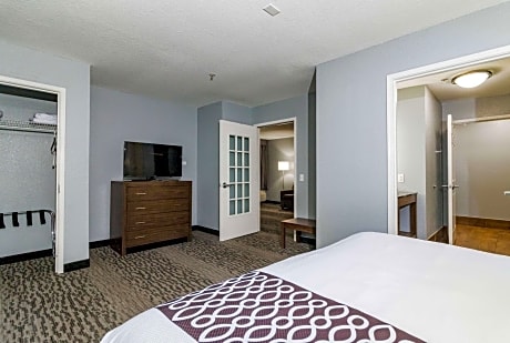 Deluxe King Room with Roll In Shower and Courtyard View - Mobility Accessible/Non-Smoking
